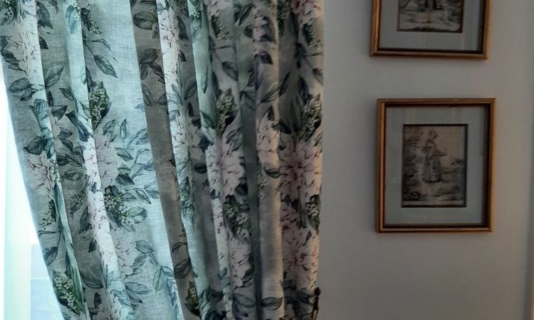 Double rideaux en lin imprimé, finette et doublure.